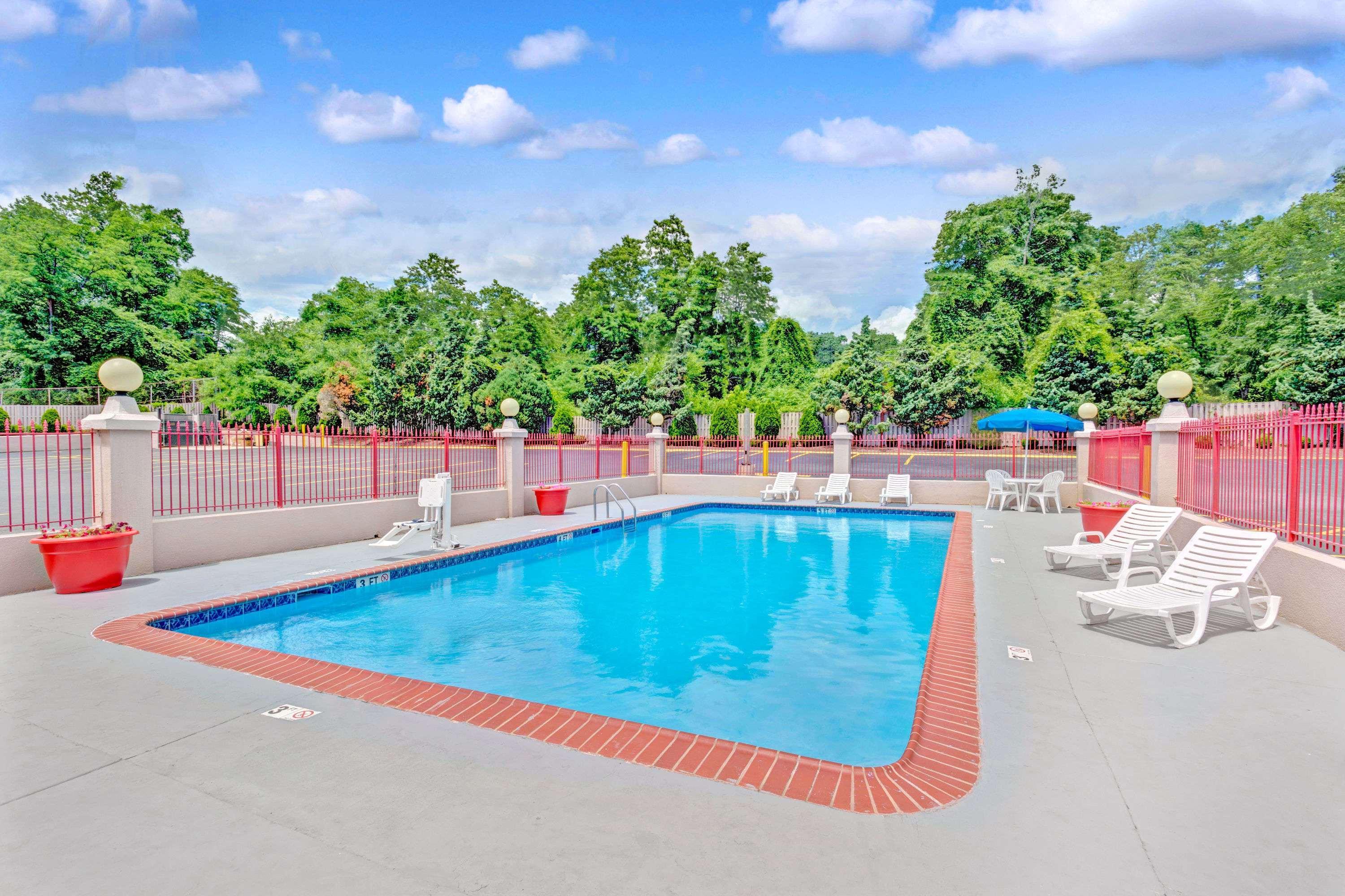 Ramada By Wyndham Baltimore West Eksteriør bilde